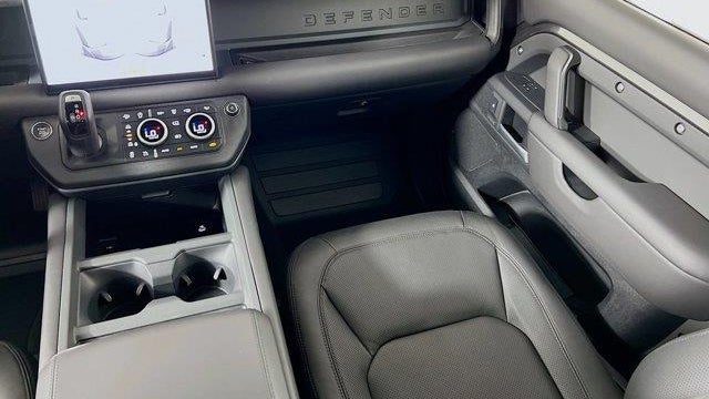 2025 Land Rover Defender 130 P400 X-Dynamic SE