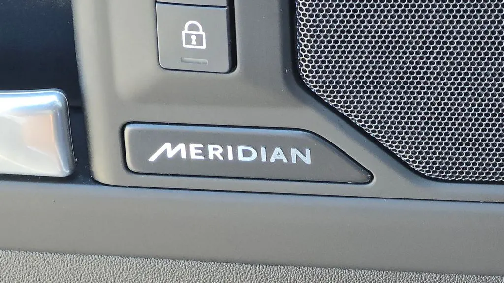 2025 Land Rover Defender 110 P300 S