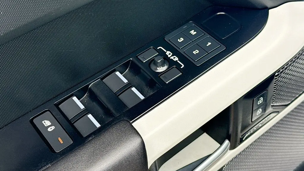 2024 Land Rover Defender 110 P300 S