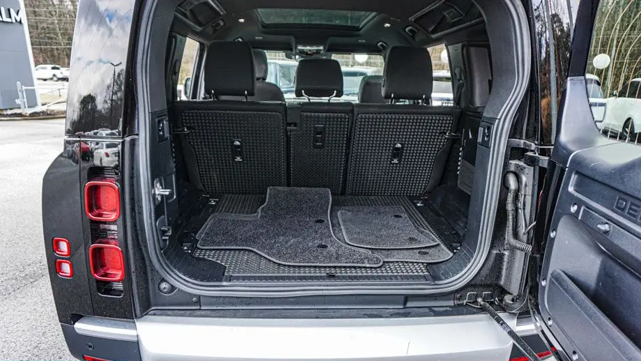2025 Land Rover Defender 110 P300 S