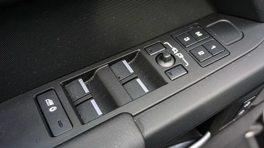 2025 Land Rover Defender 110 P300 S