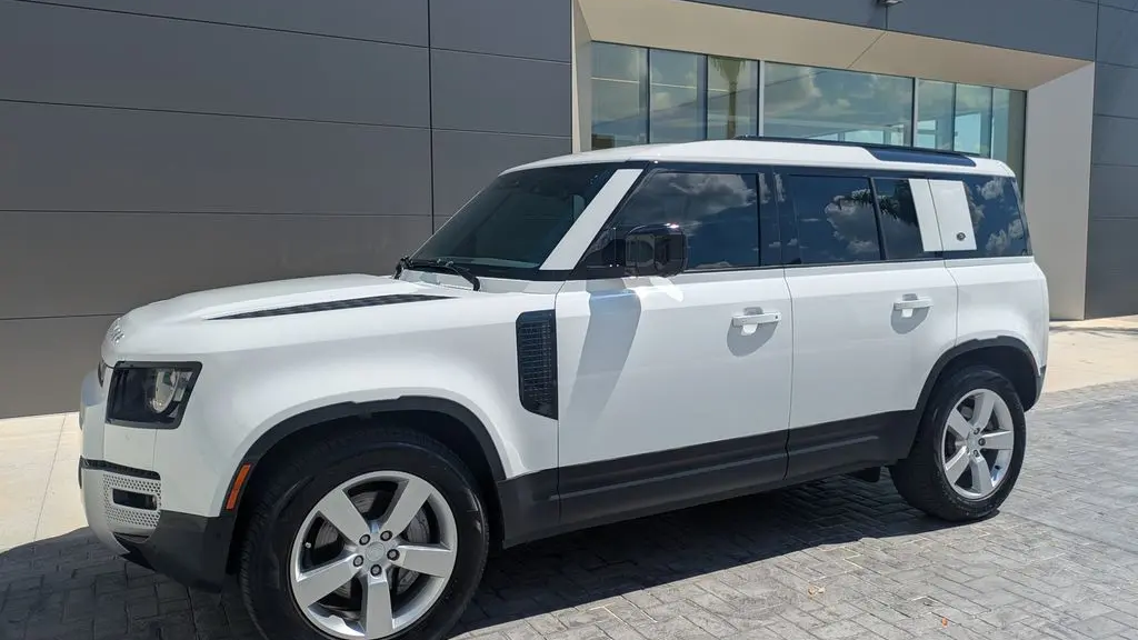 2023 Land Rover Defender 110 SE