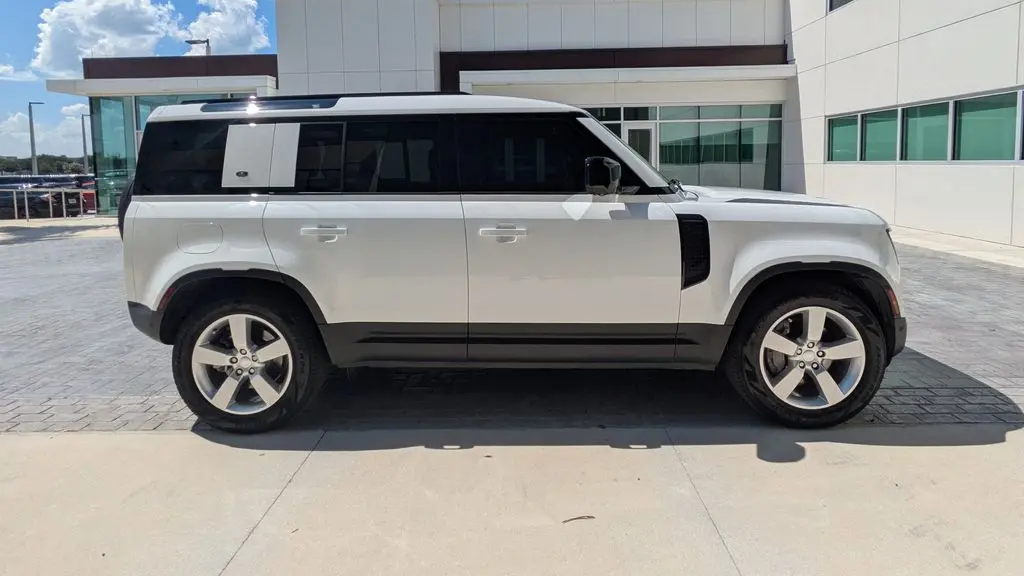 2023 Land Rover Defender 110 SE
