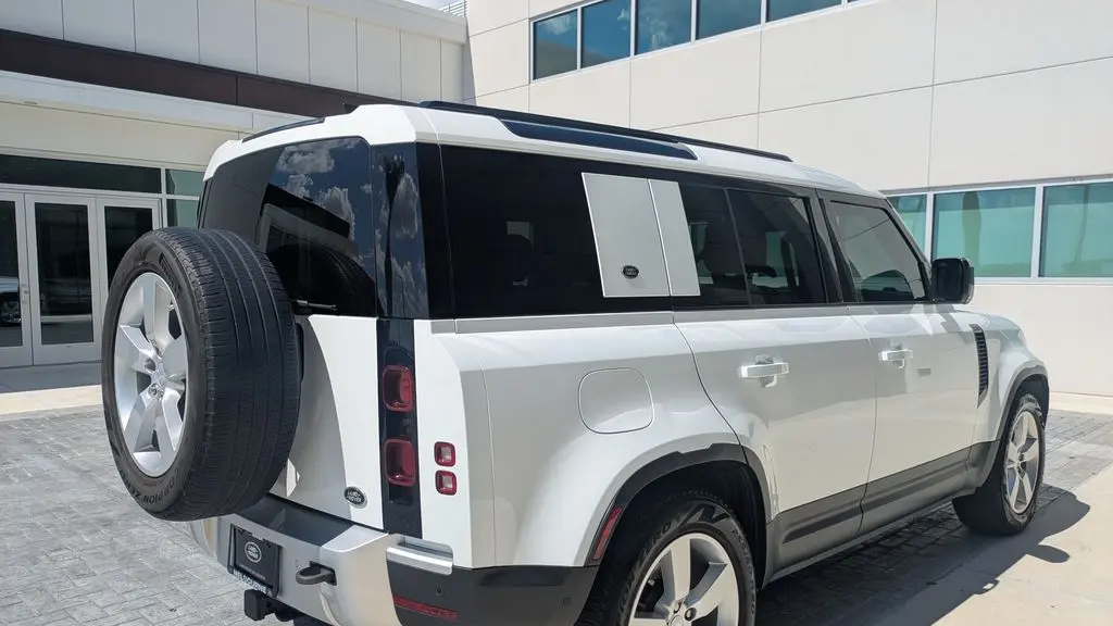2023 Land Rover Defender 110 SE