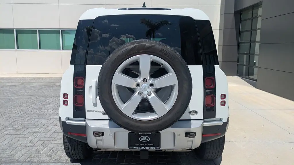2023 Land Rover Defender 110 SE