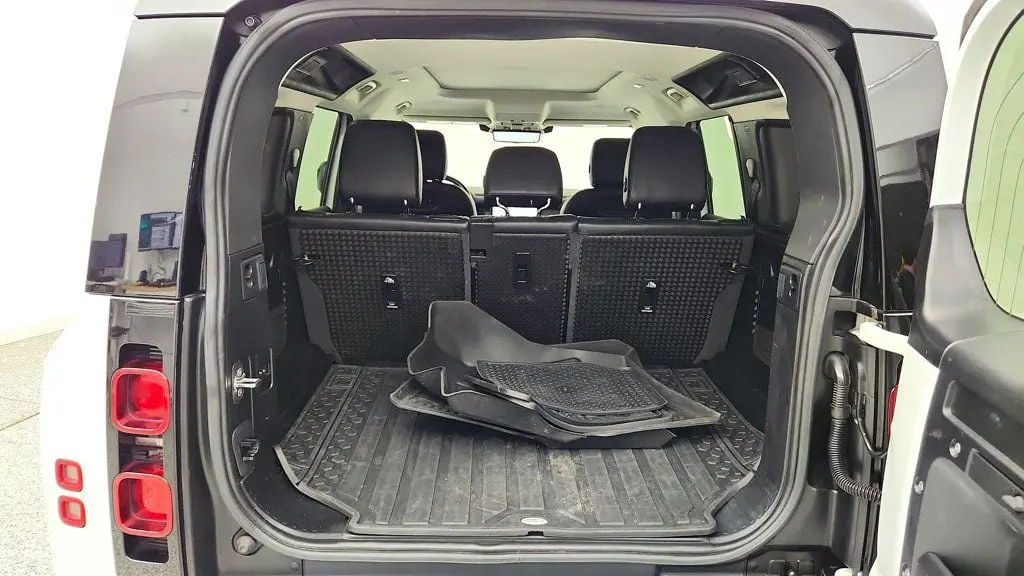 2020 Land Rover Defender 110 SE
