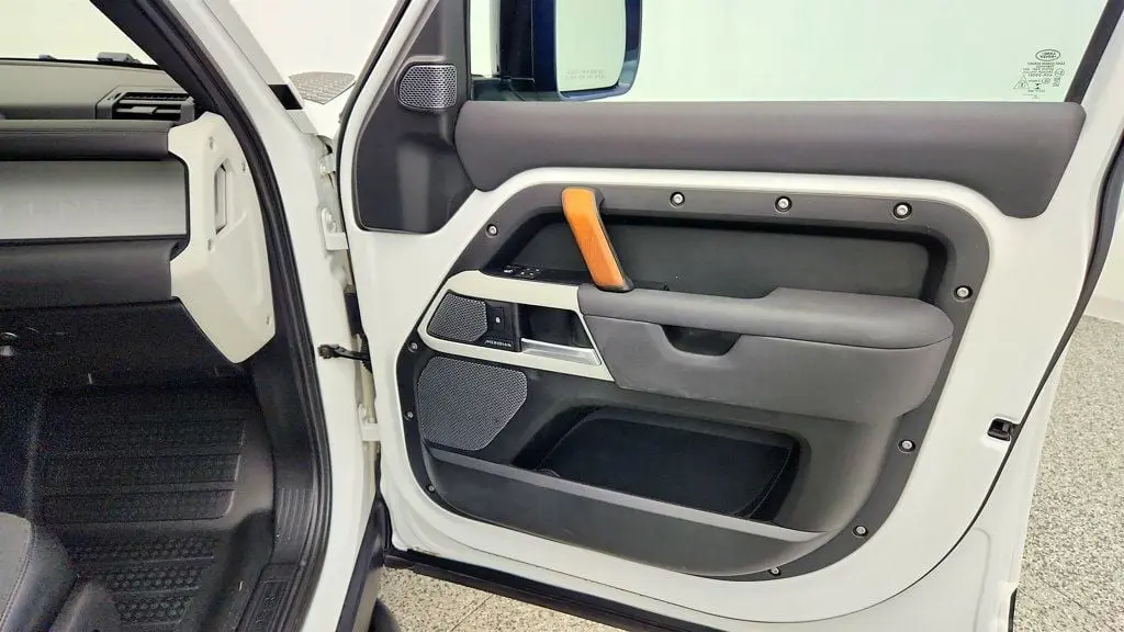 2020 Land Rover Defender 110 SE