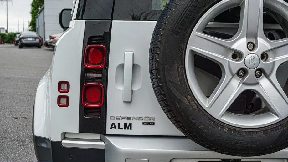 2022 Land Rover Defender 110 SE