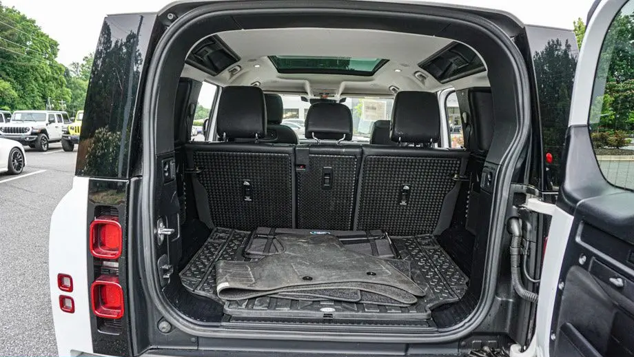 2022 Land Rover Defender 110 SE