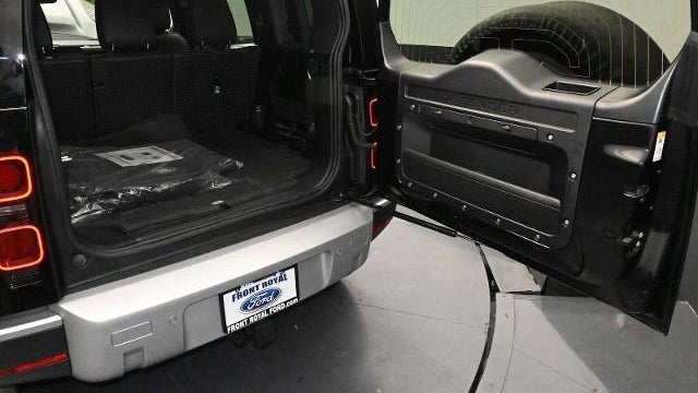 2023 Land Rover Defender 110 SE