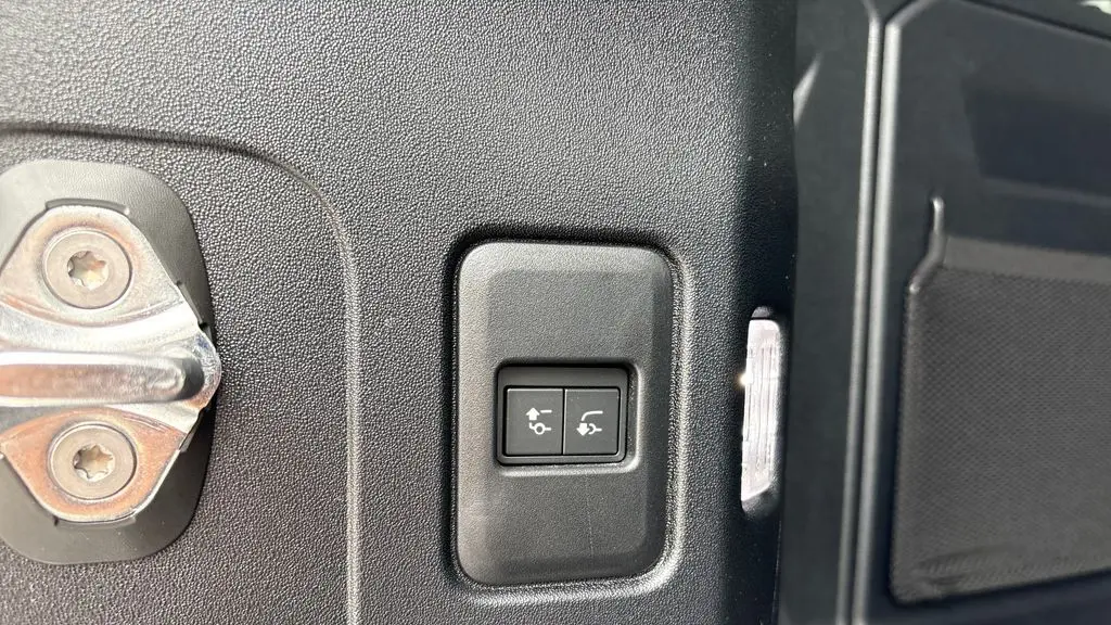 2024 Land Rover Defender 110 V8 P500 SE