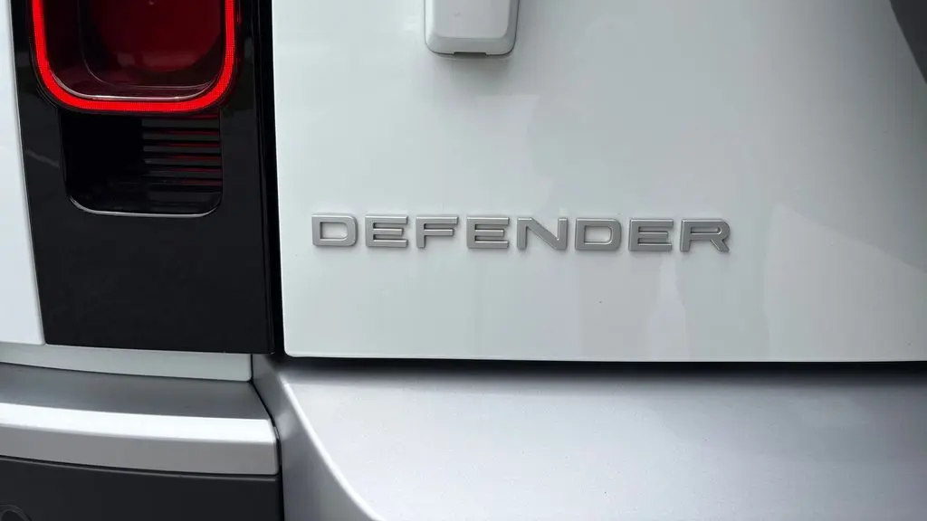 2024 Land Rover Defender 110 V8 P500 SE