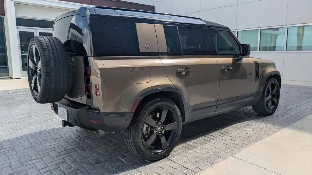 2022 Land Rover Defender 110 SE
