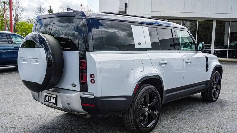 2023 Land Rover Defender 130 SE