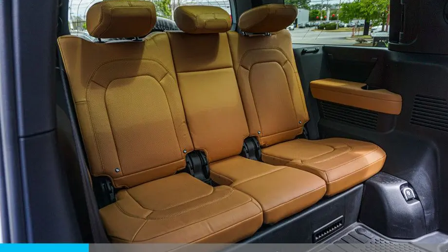 2023 Land Rover Defender 130 SE
