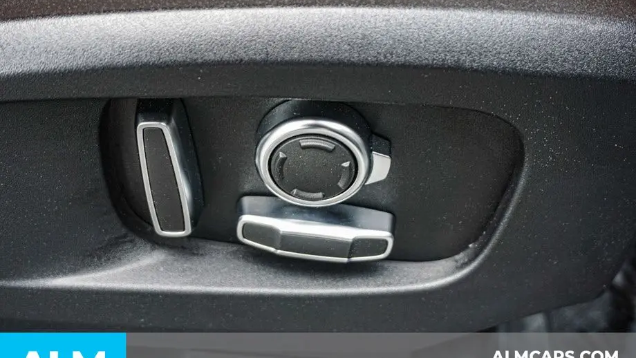2023 Land Rover Defender 130 SE