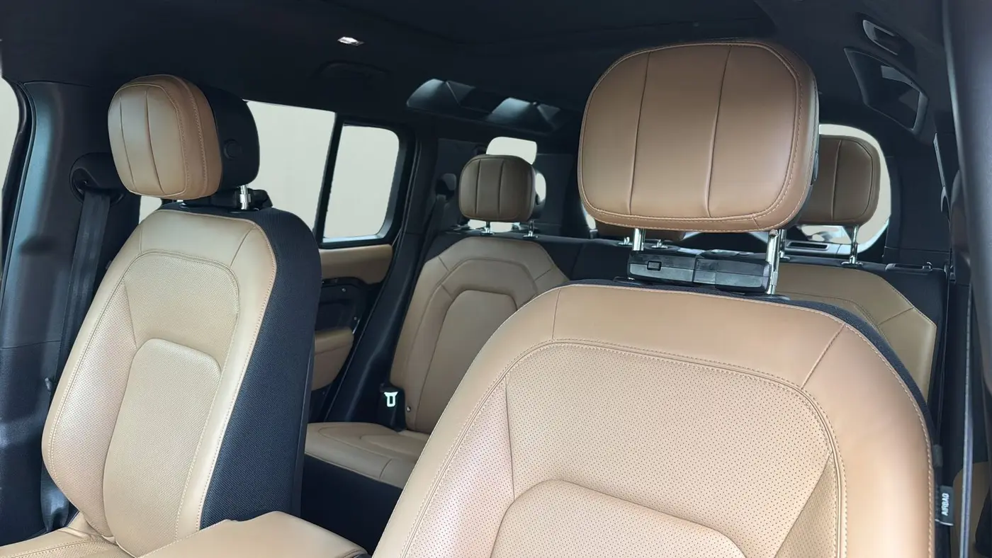 2025 Land Rover Defender 110 V8 P525