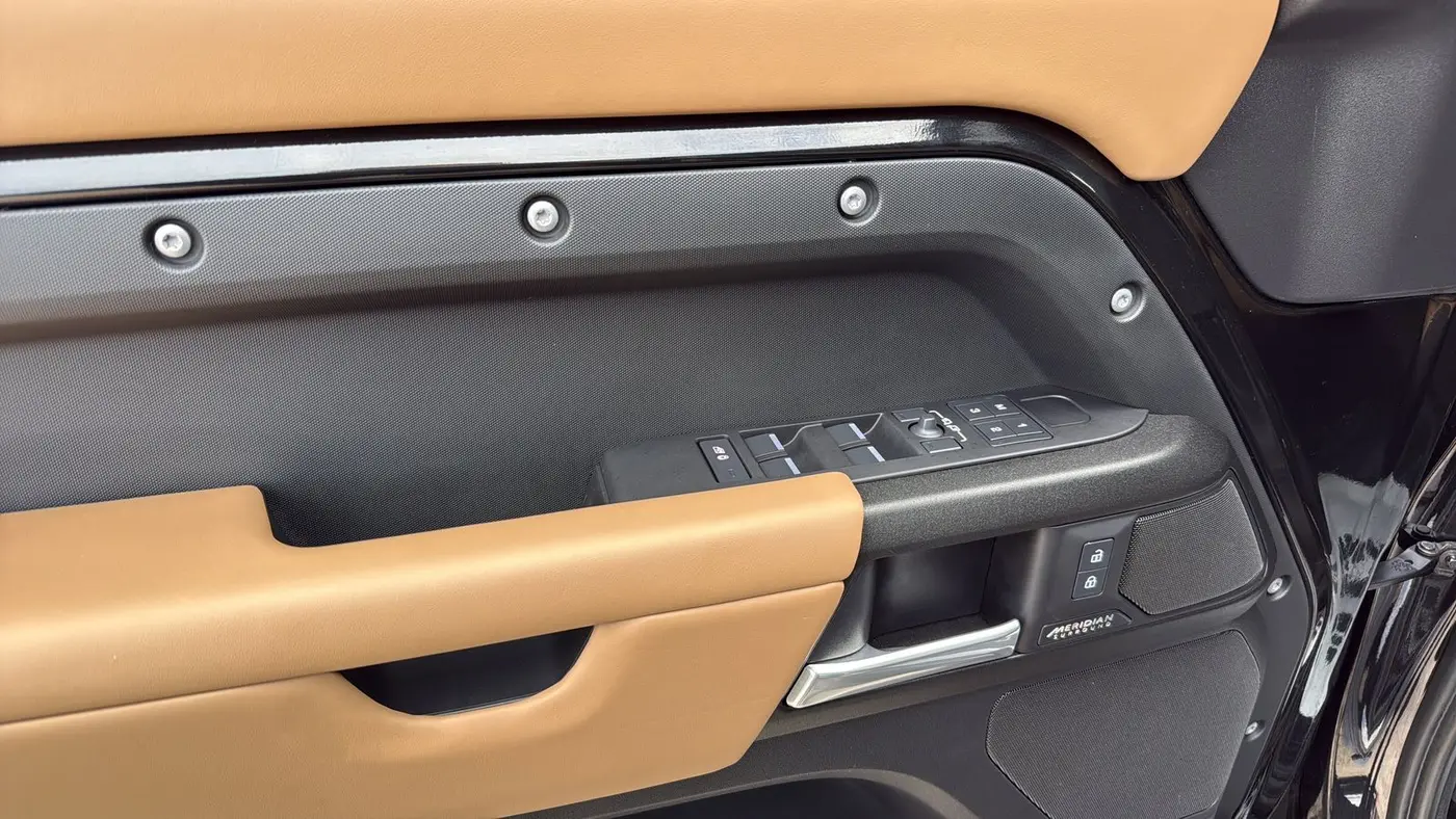 2025 Land Rover Defender 110 V8 P525