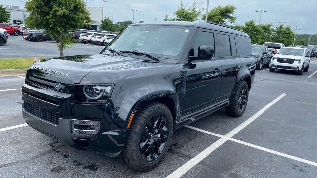 2025 Land Rover Defender 130 P400 Outbound