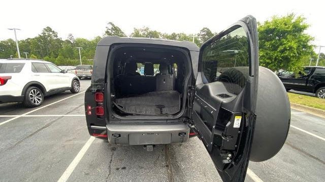2025 Land Rover Defender 130 P400 Outbound