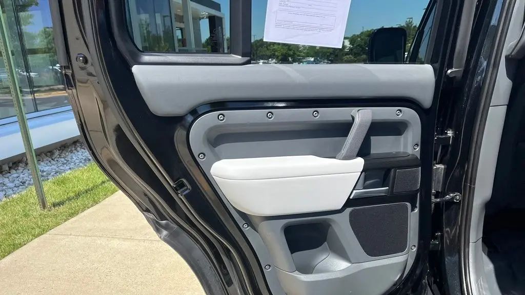 2025 Land Rover Defender 110 P400 X