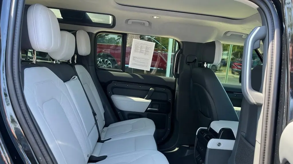 2025 Land Rover Defender 110 P400 X