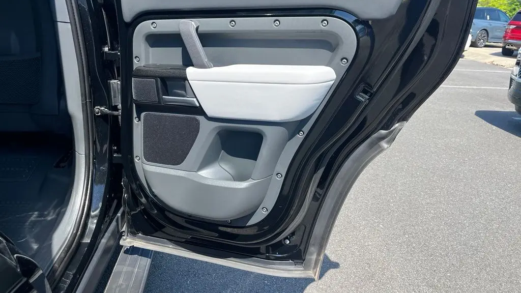 2025 Land Rover Defender 110 P400 X