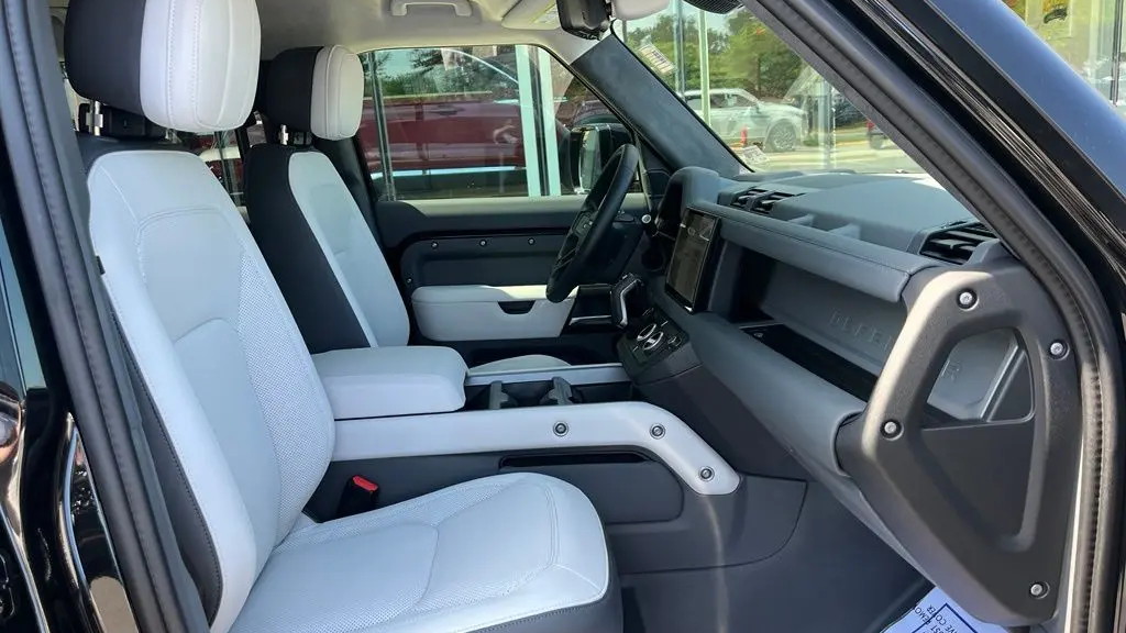 2025 Land Rover Defender 110 P400 X