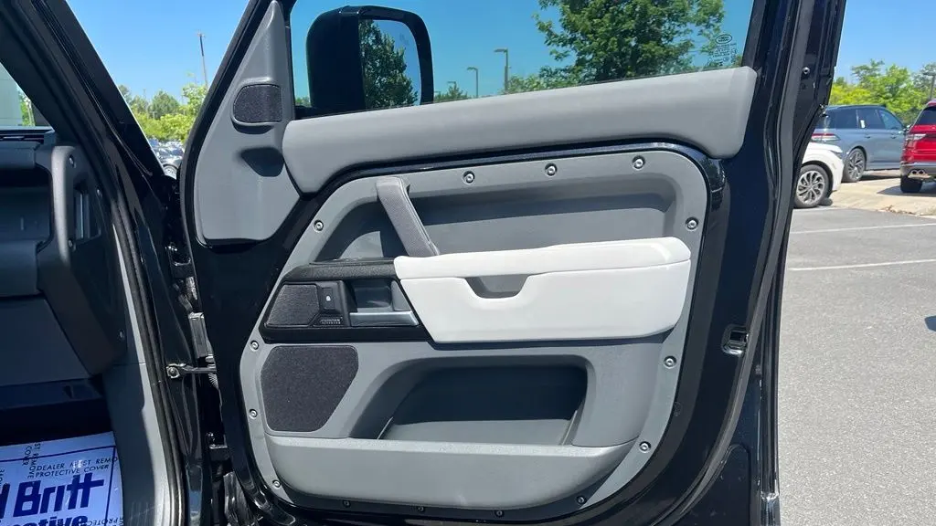2025 Land Rover Defender 110 P400 X