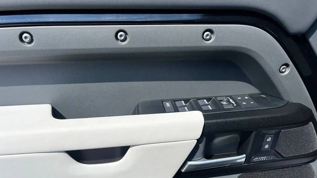 2025 Land Rover Defender 110 P400 X