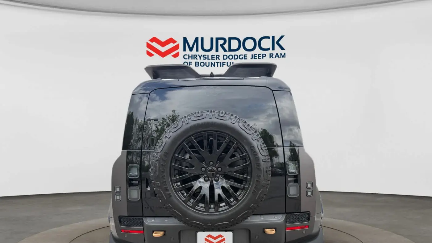 2026 Land Rover Defender 110 P635 OCTA Black