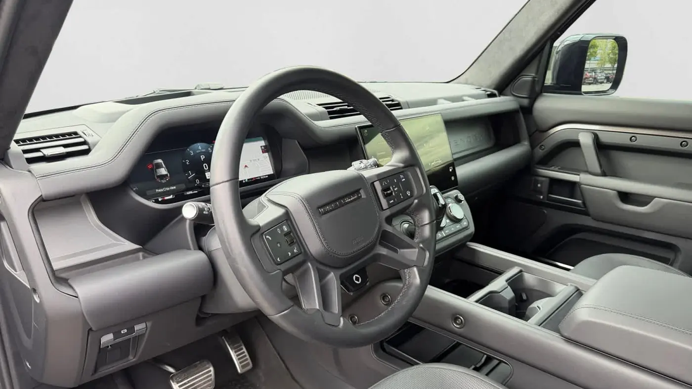 2026 Land Rover Defender 110 P635 OCTA Black