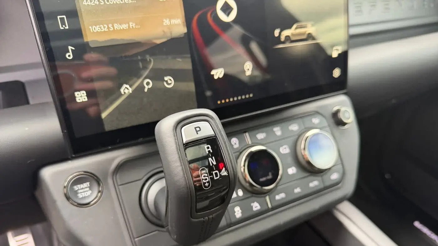 2026 Land Rover Defender 110 P635 OCTA Black