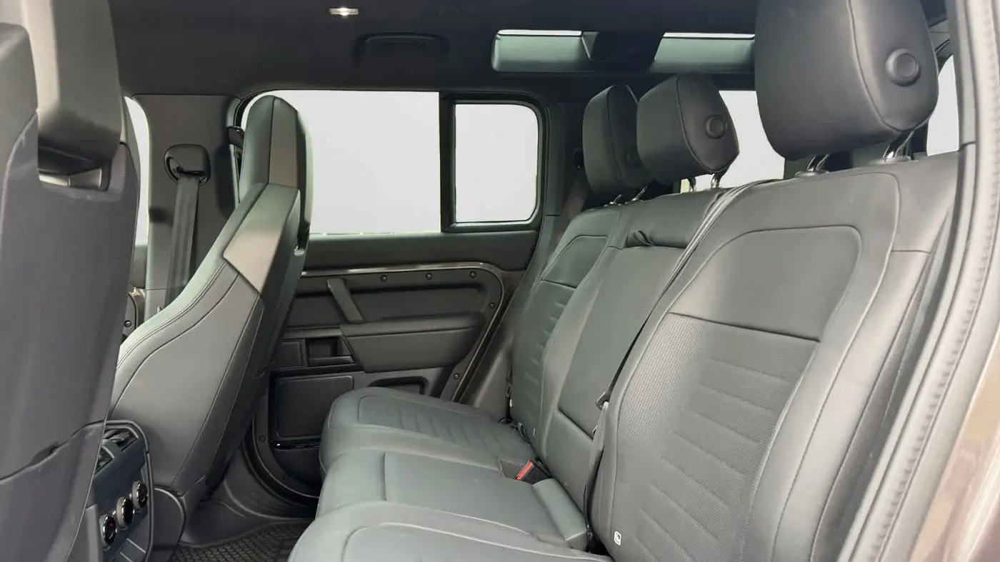 2026 Land Rover Defender 110 P635 OCTA Black