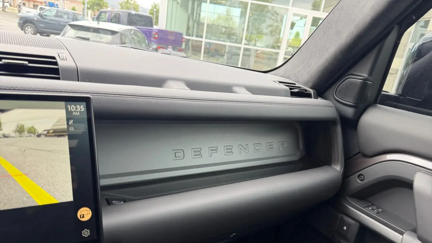 2026 Land Rover Defender 110 P635 OCTA Black