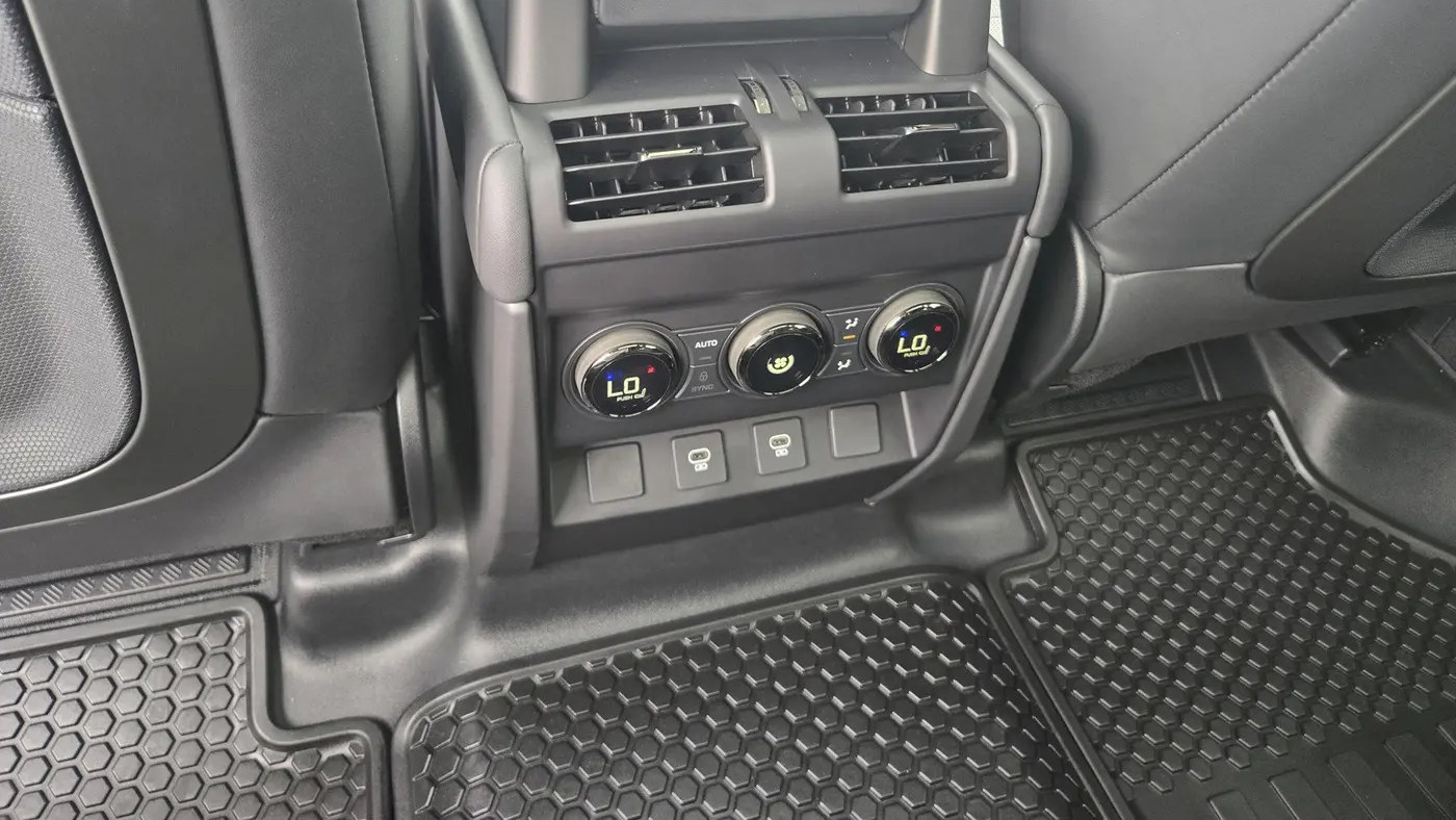 2025 Land Rover Defender 110 P635 OCTA Edition One