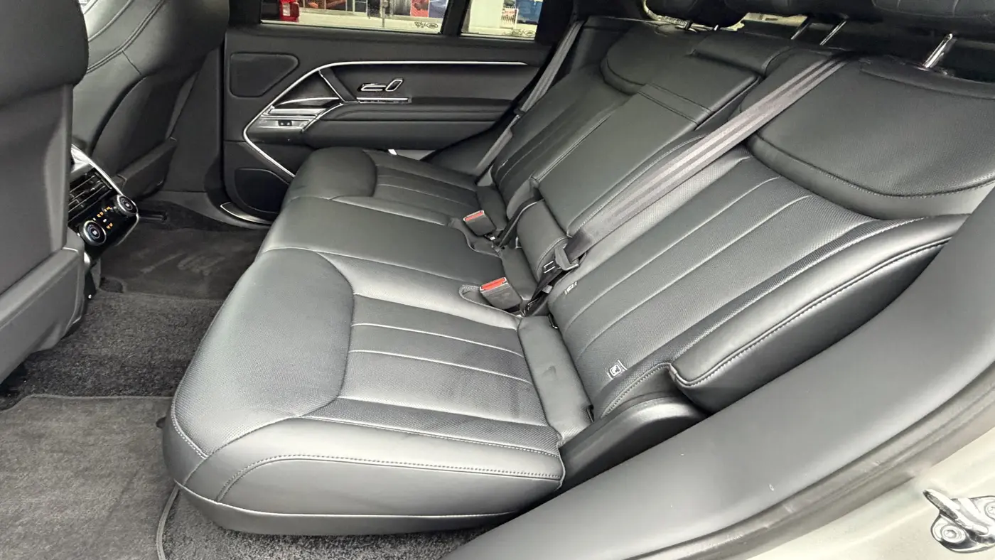 2025 Land Rover Range Rover P530 SE