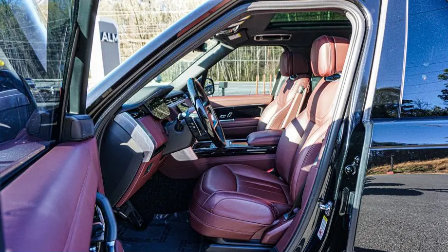 2025 Land Rover Range Rover P530 SE