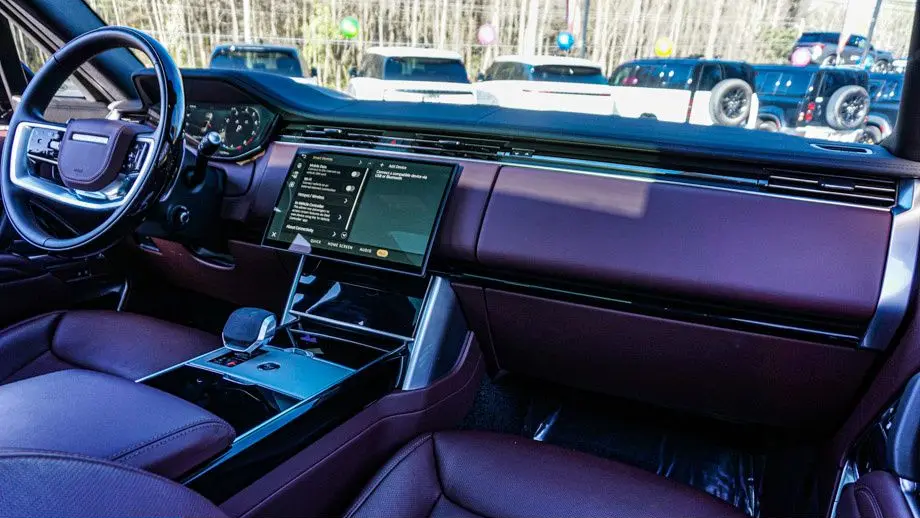 2025 Land Rover Range Rover P530 SE