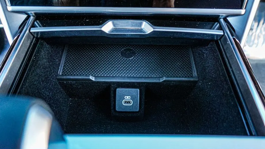 2025 Land Rover Range Rover P530 SE