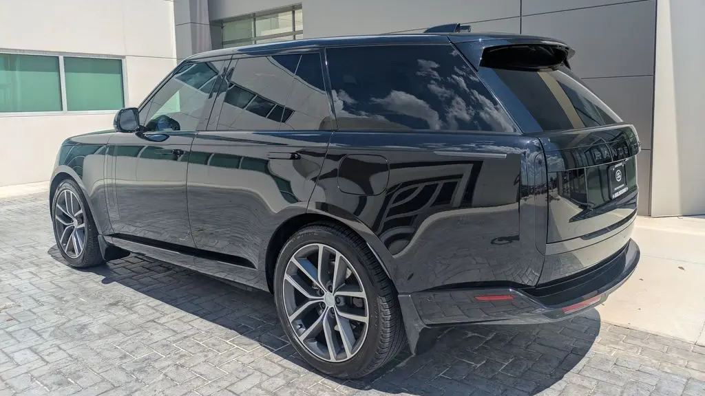 2025 Land Rover Range Rover P550e SE