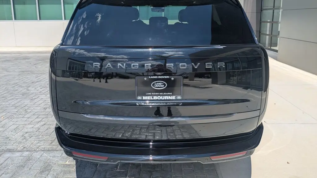 2025 Land Rover Range Rover P550e SE