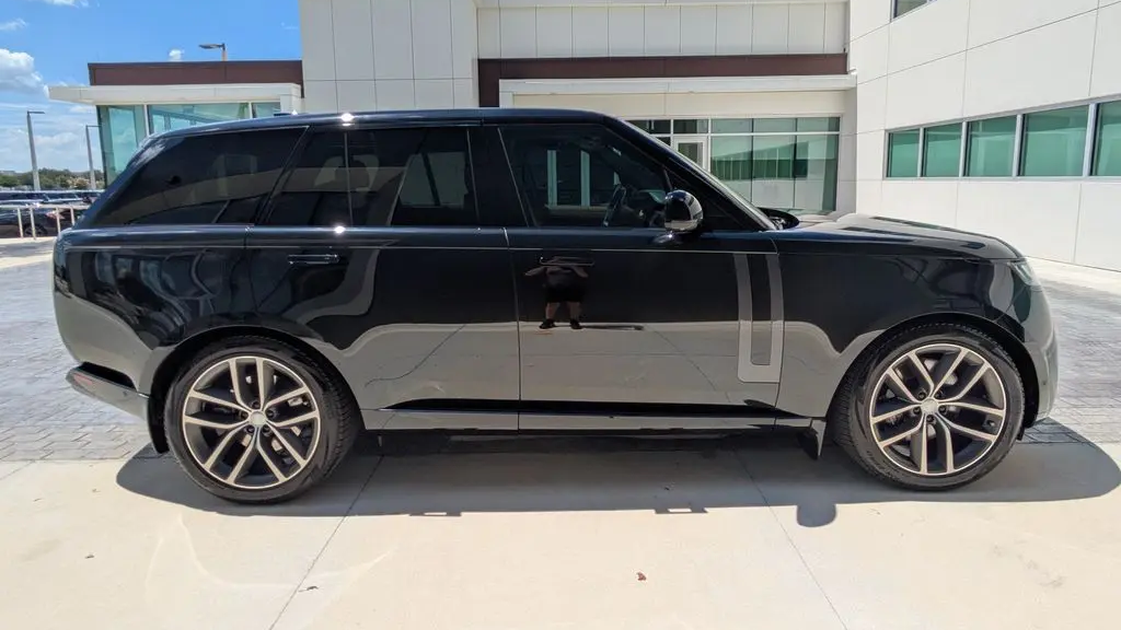 2025 Land Rover Range Rover P550e SE