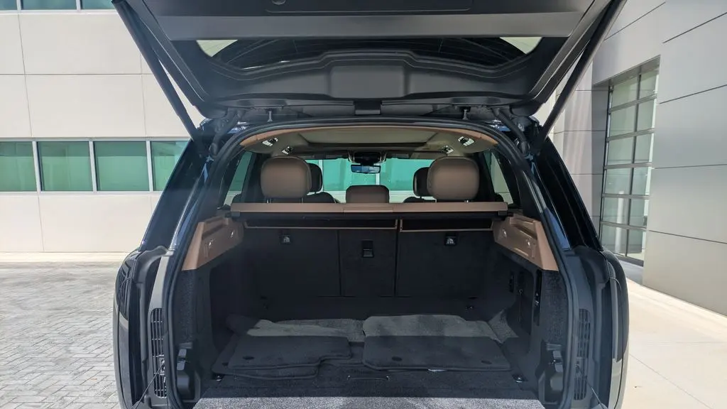2025 Land Rover Range Rover P550e SE