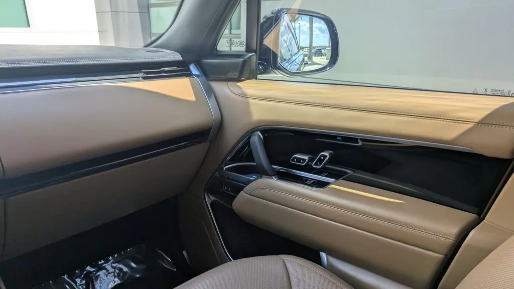 2025 Land Rover Range Rover P550e SE