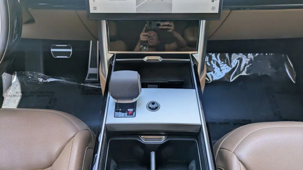2025 Land Rover Range Rover P550e SE