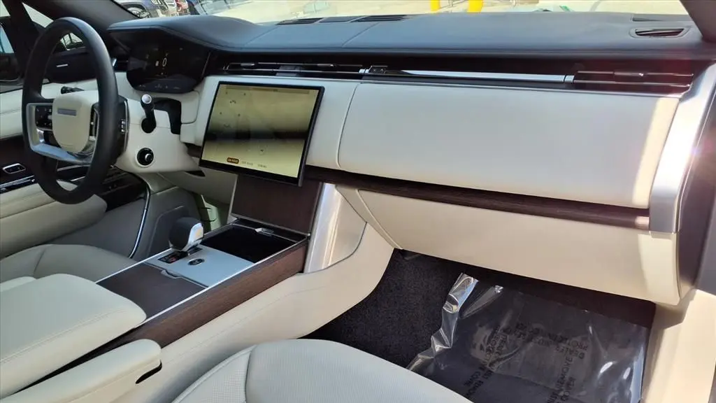 2025 Land Rover Range Rover P400 SE LWB