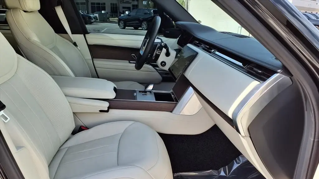 2025 Land Rover Range Rover P400 SE LWB