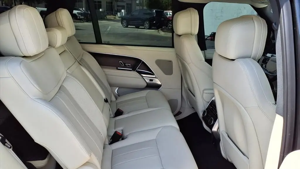 2025 Land Rover Range Rover P400 SE LWB