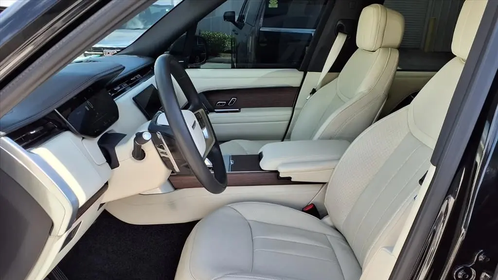 2025 Land Rover Range Rover P400 SE LWB